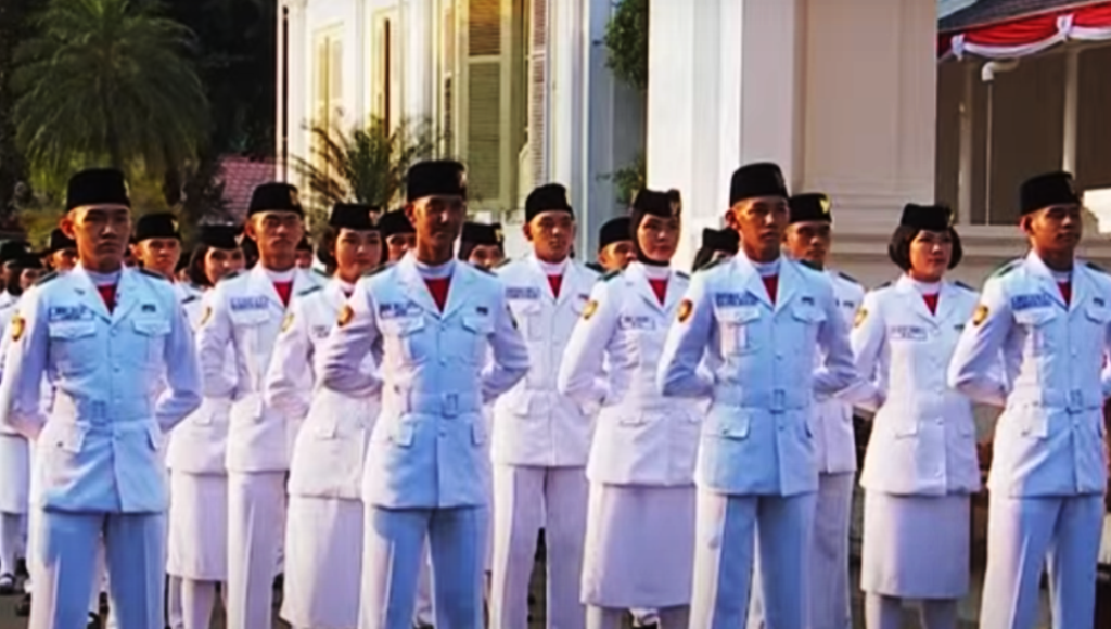 Siswa SMUN 4 Kendari Dipercaya jadi komandan kelompok 8 Pada Uupacara Penurunan Bendera di Istana Presiden