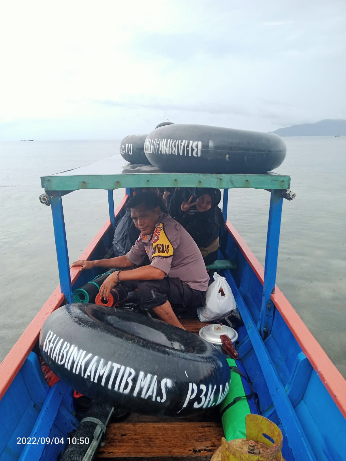 Tugas Daerah Pesisir, Bhabinkamtibmas Desa Wawatu dan Tanjung Tiram Siapkan Pelampung Gratis