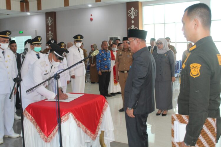 Lantik 166 Pejabat Administrator, Bupati Konsel Tekankan Kedisiplinan