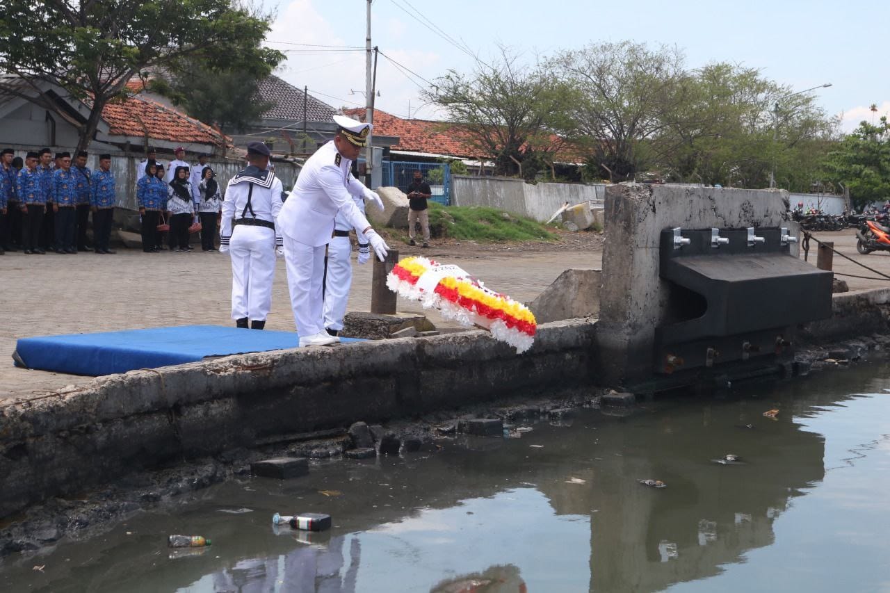 Momen Hari Pahlawan ke-77, Danlanal Tegal Tabur Bunga di Dermaga Pelabuhan