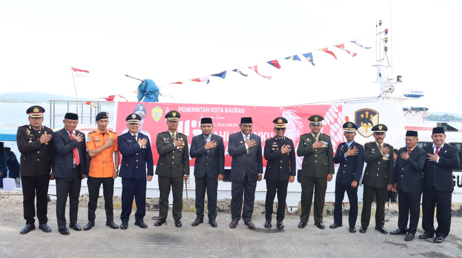 Hari Pahlawan ke-77, Polres Baubau Tabur Bunga di Dermaga Pelabuhan Murhum