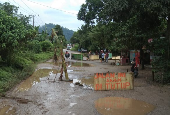 Ratusan Massa FKPPK Tutup Akses Jalan Provinsi di Ambesea