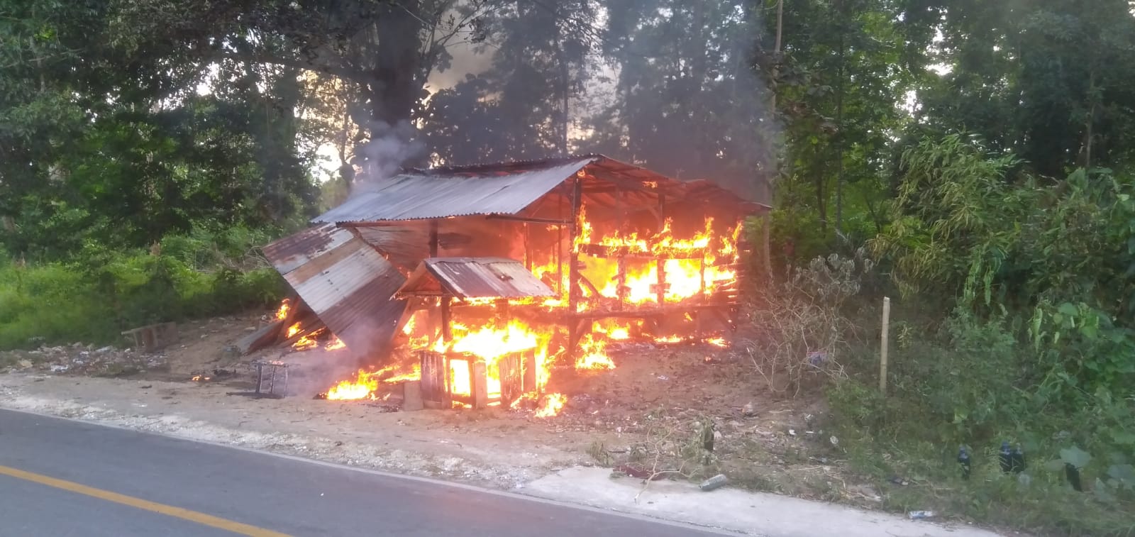 Diduga Lalai, Kios Penjual Bensin Eceran di Muna Terbakar
