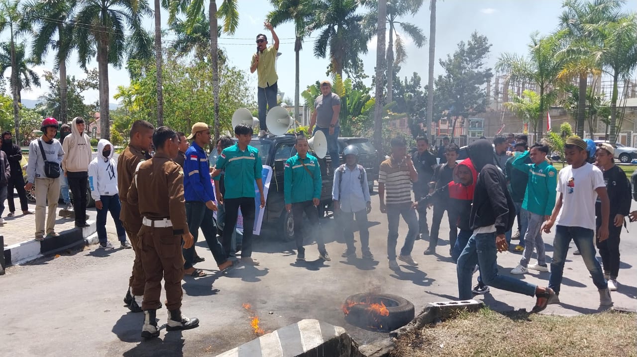 Massa KMPD Sulawesi Tenggara Minta Kejati Periksa Pimpinan PT GNN dan BNR