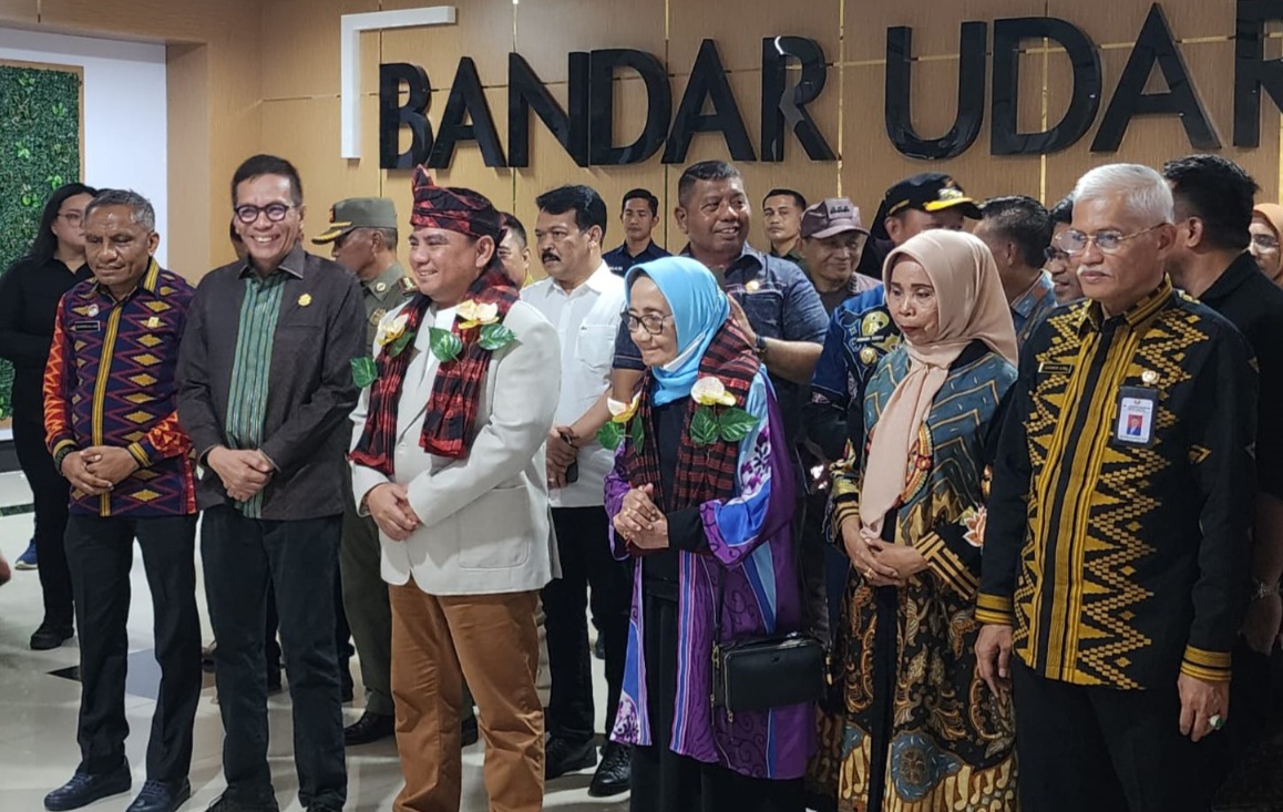Tiba di Bumi Anoa, Pj Gubernur Sulawesi Tenggara Disambut Tarian Mondotambe