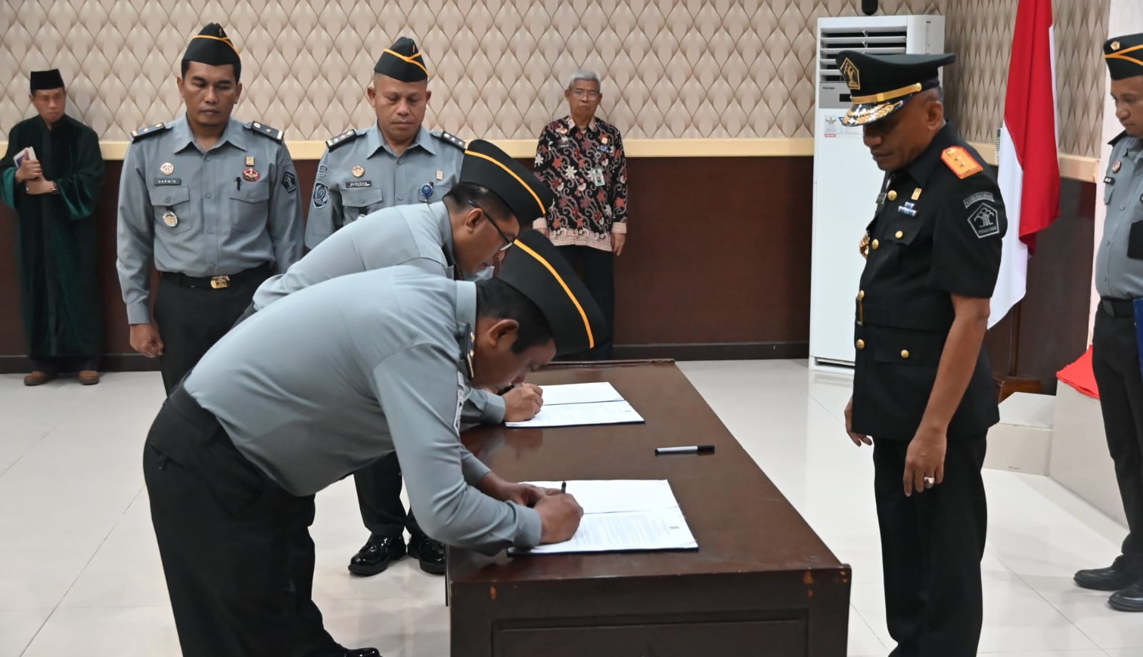 Lantik Dua Pejabat Administrasi, Silvester Sili Laba Ingatkan Tanggung Jawab dan Integritas Saat Bekerja