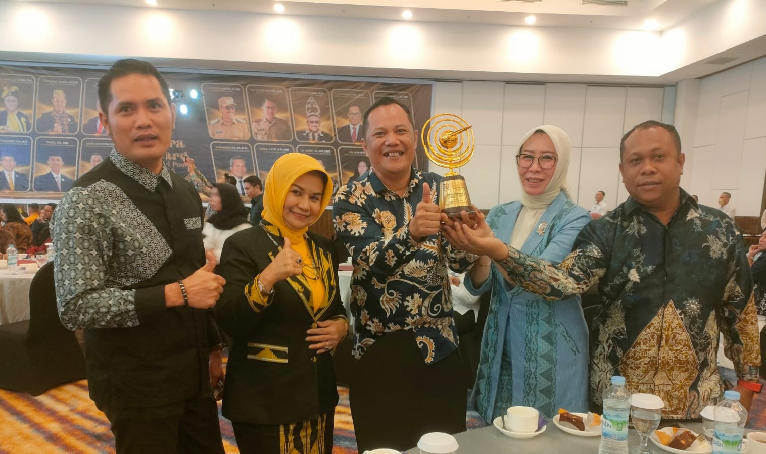 Berhasil Bantu Ribuan UMKM, Anton Timbang Terima Penghargaan Sultra Award
