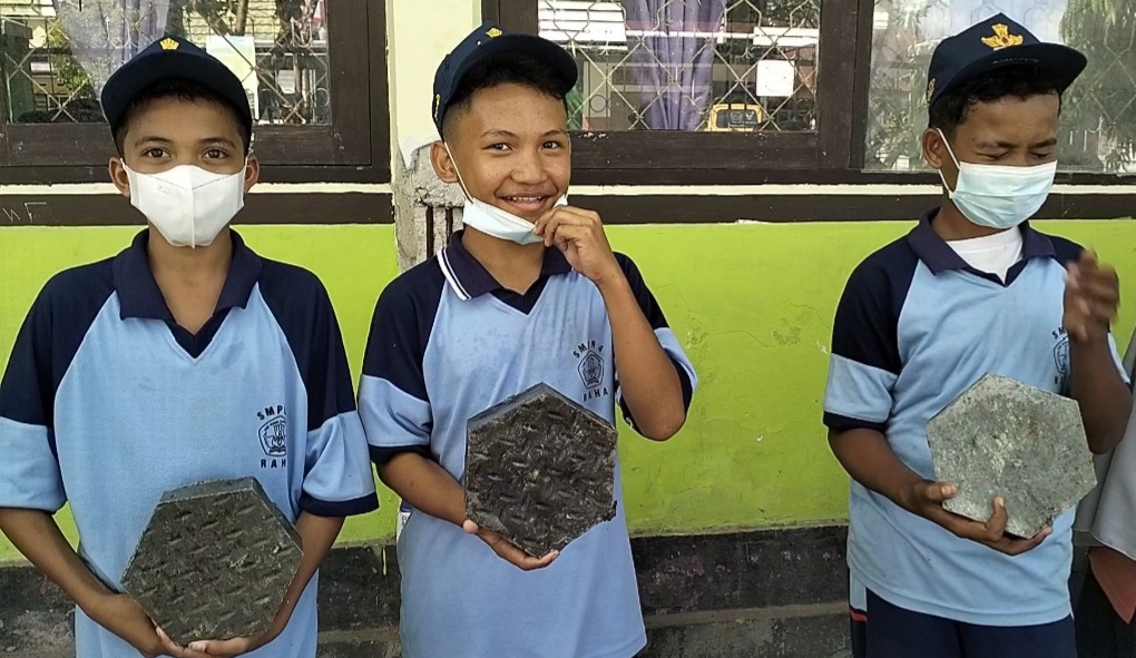 Kreativitas Pelajar di Raha, Sulap Sampah Plastik Jadi Paving Block