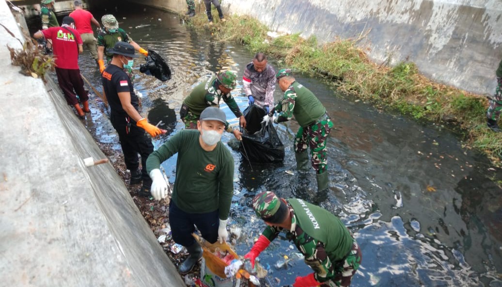 Wujud Kemanunggalan TNI dan Rakyat, Kodim 1416/Muna Bersama Pemda Bersihkan Aliran Sungai
