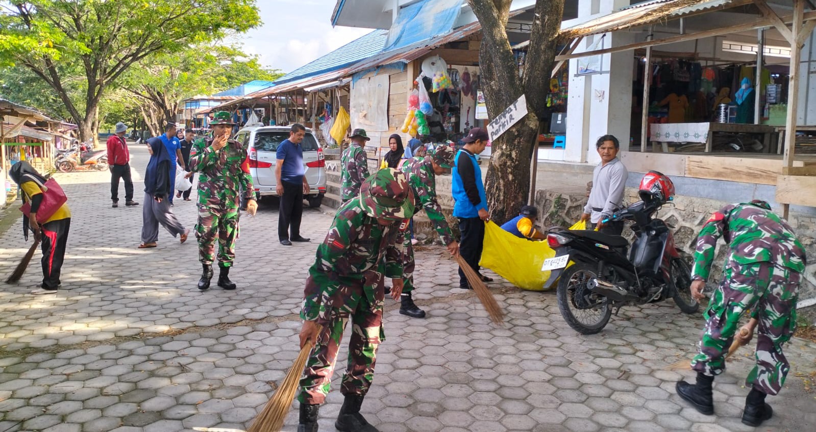 Wujudkan Lingkungan Bersih, Babinsa Kodim 1429/Buton Utara Bersama Warga Bersihkan Pasar Mina Minanga