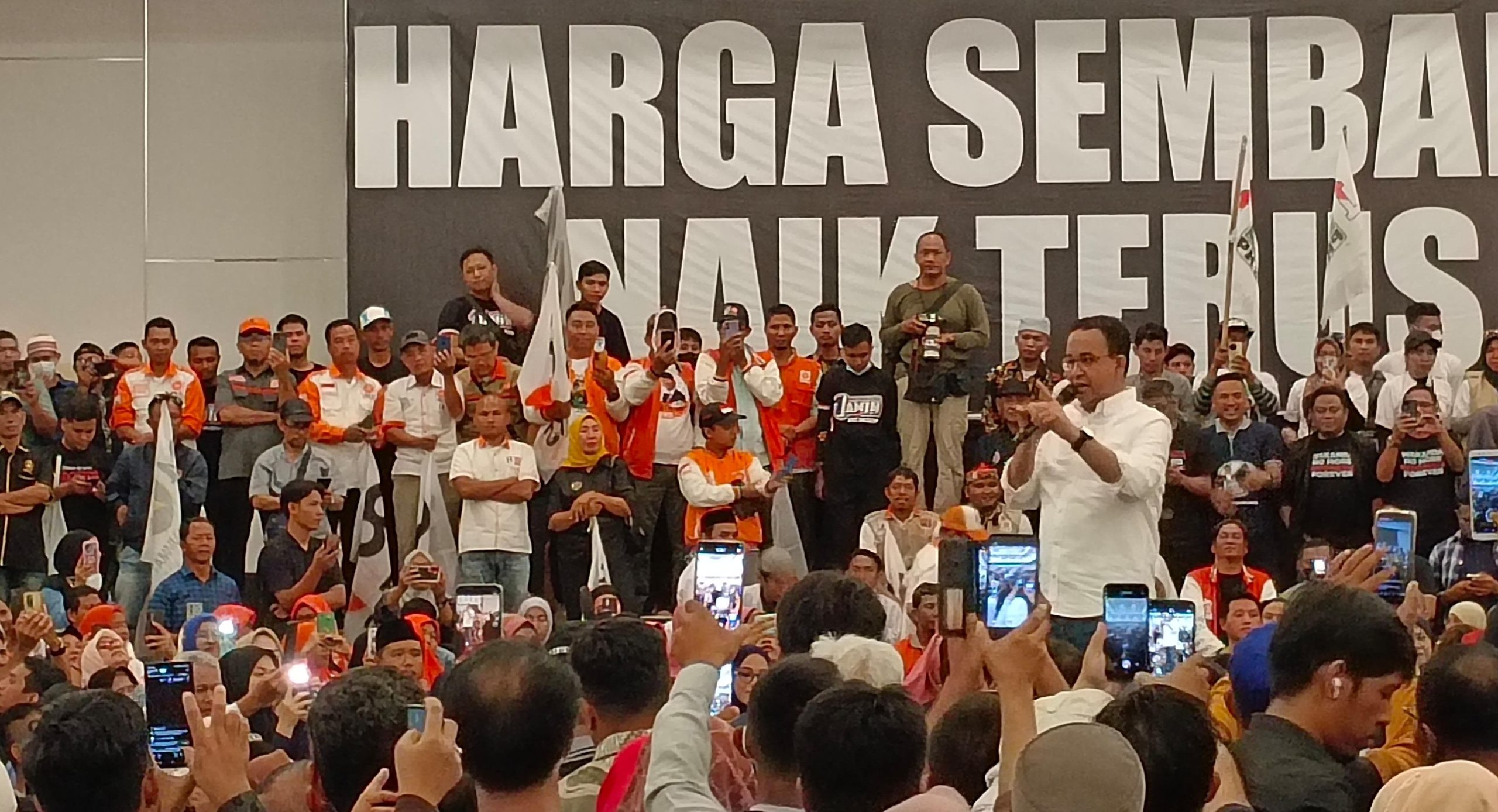 Kampanye di Sulawesi Tenggara, Capres Anies Ajak Pendukungnya Berjuang Untuk Menang