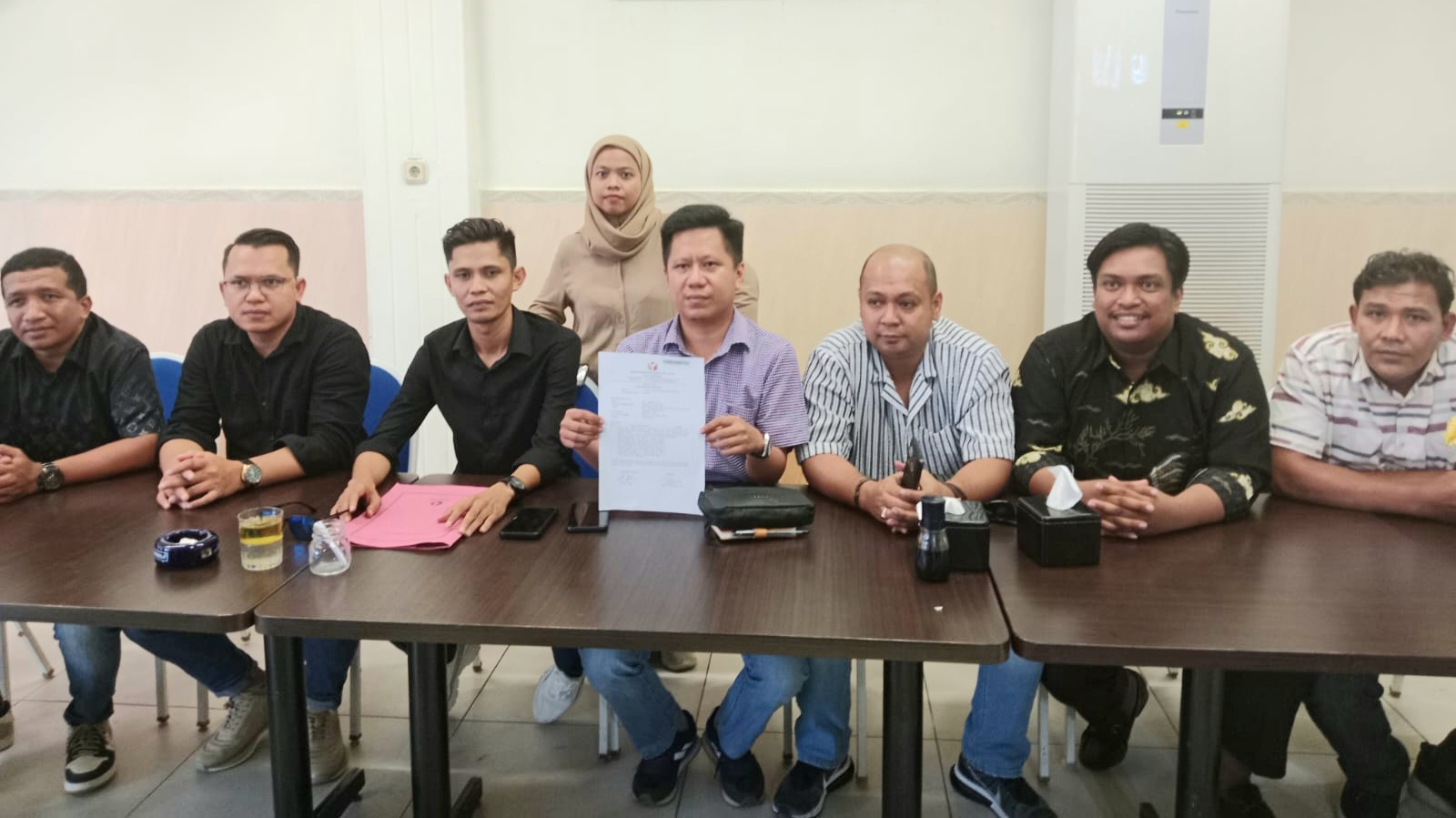 Tim Hukum Rasak-Afdhal Laporkan Pengrusakan Baliho dan Salah Satu Paslon di Bawaslu