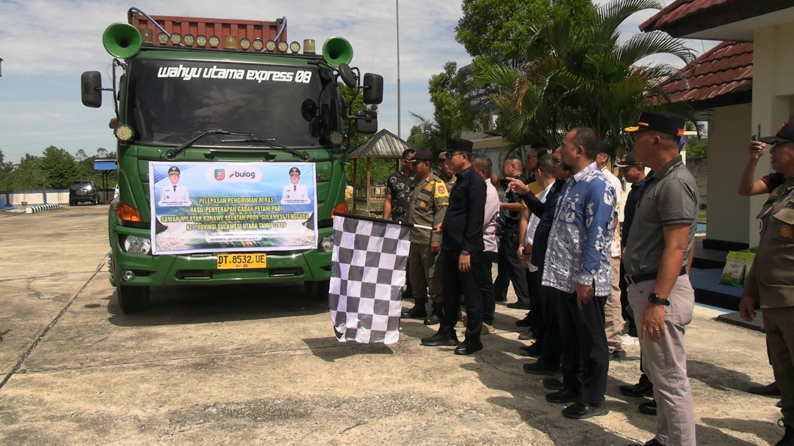 Dukung Pemerataan Stok Nasional, Pemkab Konawe Selatan Kirim 1.000 Ton Beras ke Sulawesi Utara