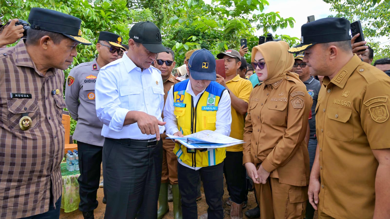 Wabup Konsel Dampingi Mentan Tinjau Sawah Terdampak Banjir