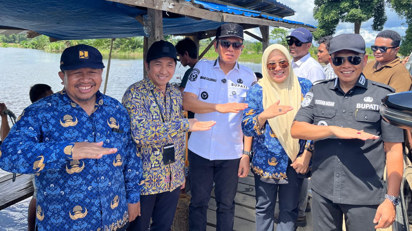 Bupati Konsel dan Konawe Tinjau Lokasi Rencana Pembangunan Jembatan Penghubung di Sabulakoa