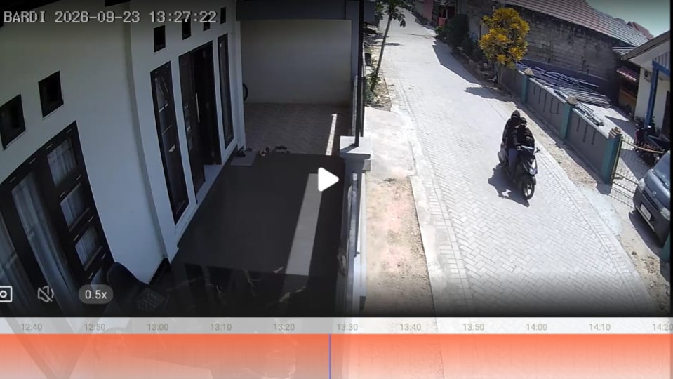 CCTV Rekam Detik-detik 2 Pria Gasak NMAX di BTN Latjinta Kendari