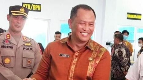 Tahun Depan TPP ASN Konawe Direalisasi Oyisultra.com - Setelah sekian lama menjanjikan pembayaran Tambahan Penghasilan Pegawai (TPP) Aparatur Sipil Negara (ASN), akhirnya Pemerintah Daerah (Pemda) Kabupaten Konawe, Sulawesi Tenggara (Sultra), akan merealisasikan janjinya di 2023. Hal tersebut di ungkap langsung oleh, Sekretaris Daerah (Sekda) Konawe, Ferdinand Sapan, bahwa saat ini telah melakukan simulasi terkait pembayaran TPP, hasilnya, Pemda Konawe jika dilihat dari pagu anggaran daerah sudah siap membayarkan TPP ASN tahun depan. “Insya Allah kita sudah mulai bayarkan TPP tahun depan,” jelasnya. Sementara itu, Ferdi juga mengungkap besaran anggaran yang dibutuhkan untuk membayar TPP ASN dan juga jumlah ASN non guru yang akan di bayarkan pada 2023 mendatang. Untuk pembayaran TPP ASN, Pemda Konawe menyiapkan anggaran kurang lebih sebesar Rp.35 Miliar, sedangkan ASN non guru yang akan di bayarkan sebanyak Tiga Ribu Lebih. “Total ASN kita ada lima ribu lebih, yang akan diberikan TPP itu sekitar tiga ribuan lebih. Saya harap, pegawai kita sudah bisa meningkatkan kinerja dan kedisiplinannya dari sekarang, karena itu akan jadi penilaian,” imbuhnya. LAPORAN : RICO