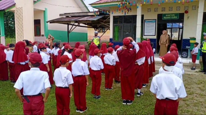 Satlantas Polres Konsel Berikan Edukasi Pengenalan Rambu Lalu Lintas Pada Murid SD