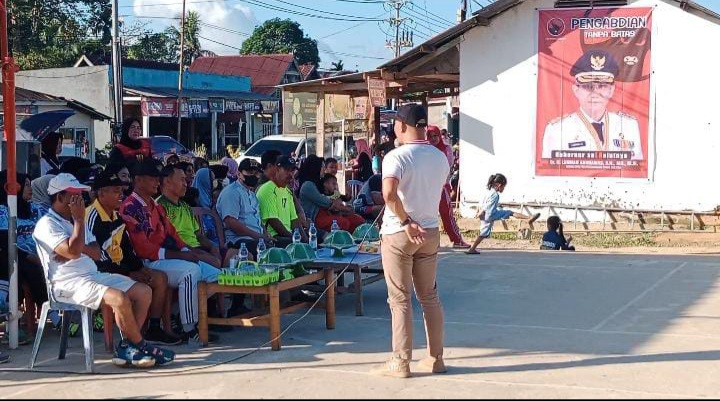 Udin Syaputra Buka Turnamen Bola Voli Putri Desa Ambaipua