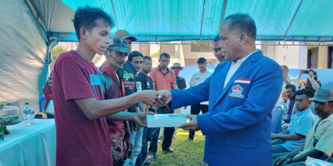 Pemkab Buton Utara Serahkan Bantuan Nelayan di Enam Kecamatan