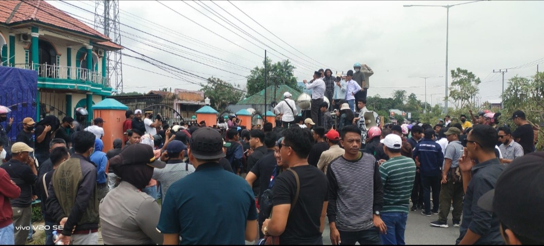 Ratusan Massa Aksi APBMI dan ISAA Kepung Kantor PT Antam UBPN Konut