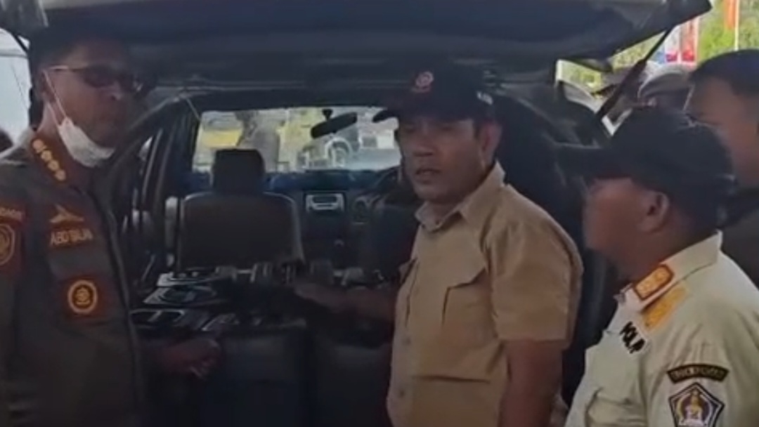 Satpol PP Kendari Amankan Mobil Tanpa Pelat, Temukan 14 Jerigen di Dalam Kendaraan