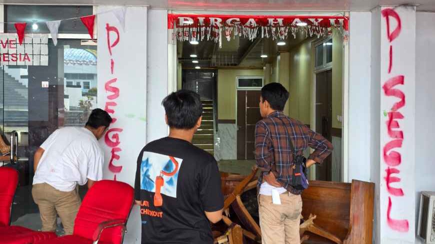Kesal Tak Ada yang Temui, Massa Segel Gedung DPRD Sultra