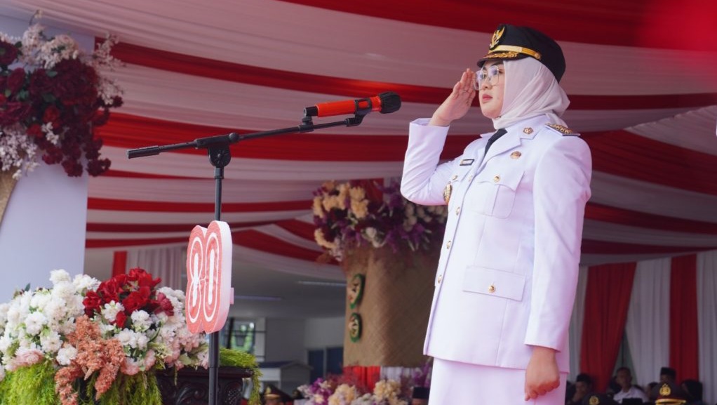 Wali Kota Kendari Pimpin Upacara HUT ke-80 RI, Serahkan Penghargaan hingga Santunan Pekerja
