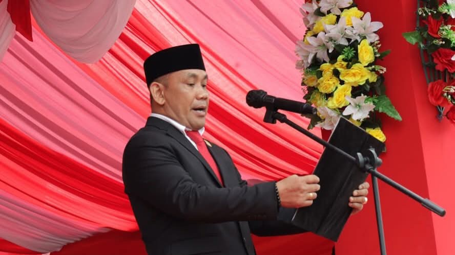 Ketua DPRD Konawe Selatan Baca Proklamasi HUT ke-80 RI, Hamrin Apresiasi Paskibraka Tegap di Bawah Hujan Deras