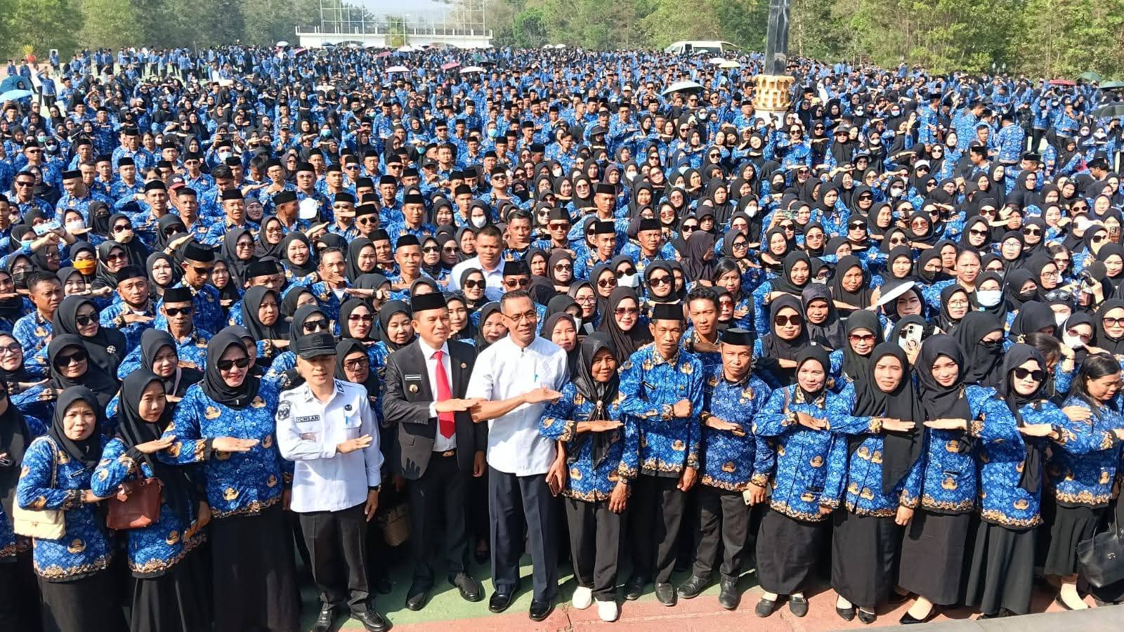 Momentum Sumpah Pemuda, Irham Kalenggo Serahkan SK Perpanjangan P3K Konsel