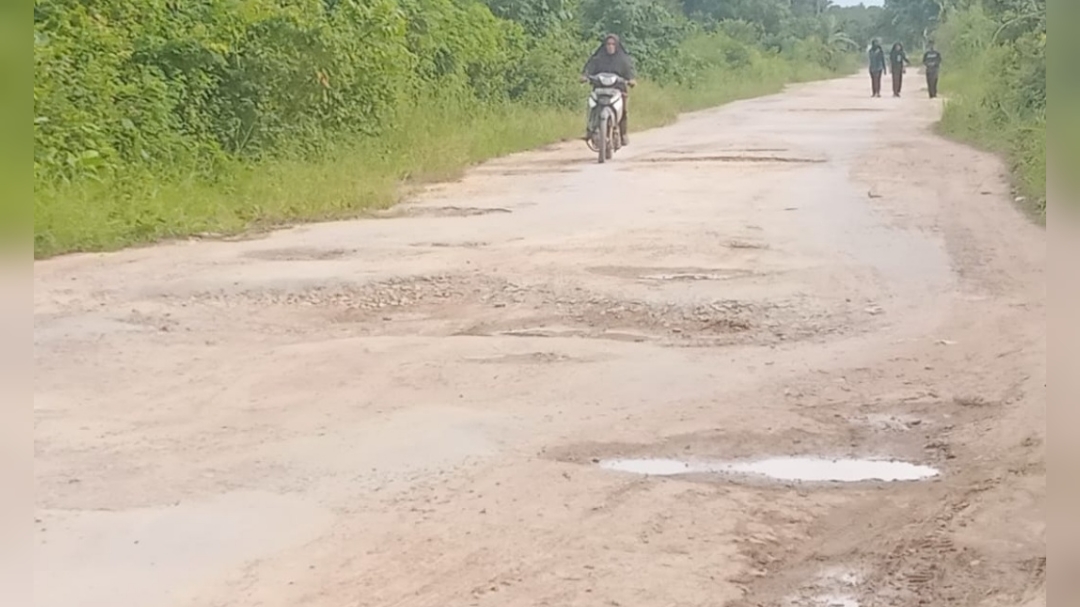 Warga Tiworo Kepulauan Muna Barat Keluhkan Jalan Rusak