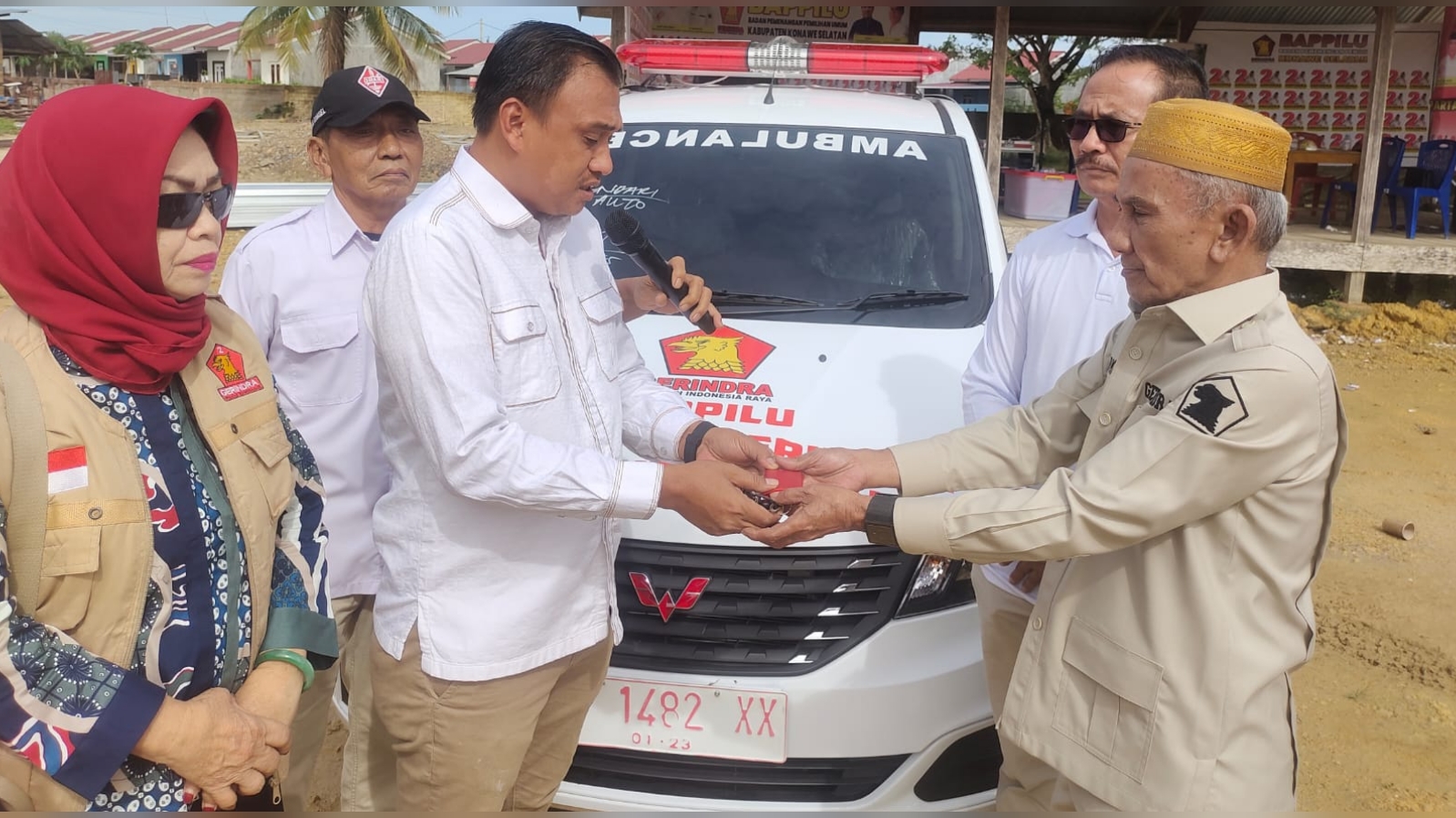 Jelang HUT ke-XV, Gerindra Konsel Serahkan Ambulans Gratis dan Susu pada Anak Usia Dini