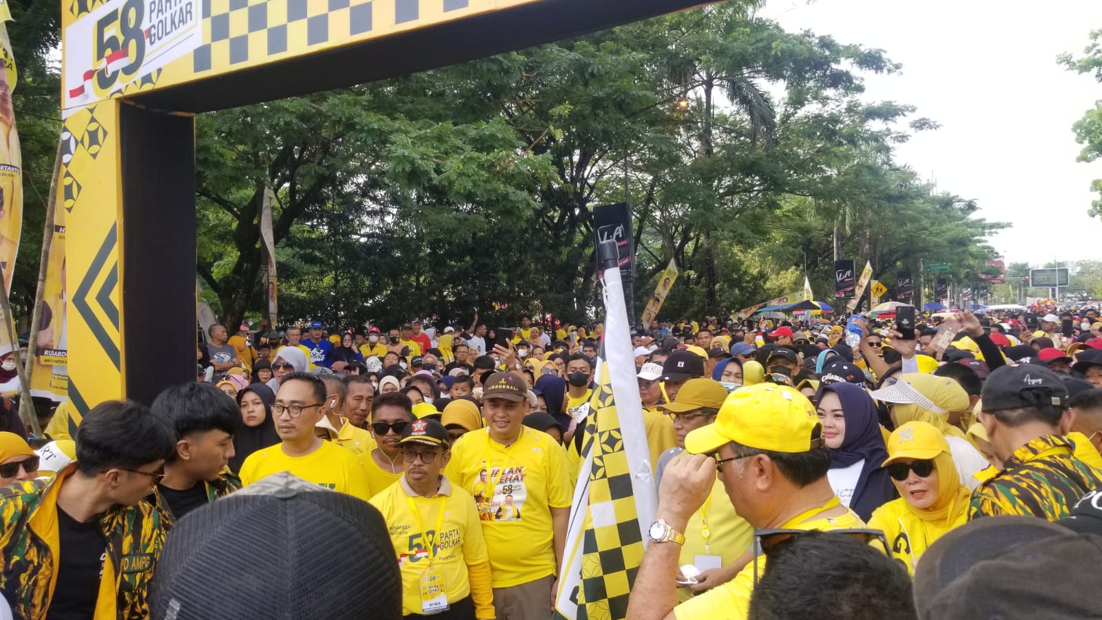 Sukses Gelar Jalan Sehat HUT Golkar ke-58, 20 Ribu Peserta "Kuningkan Sultra"