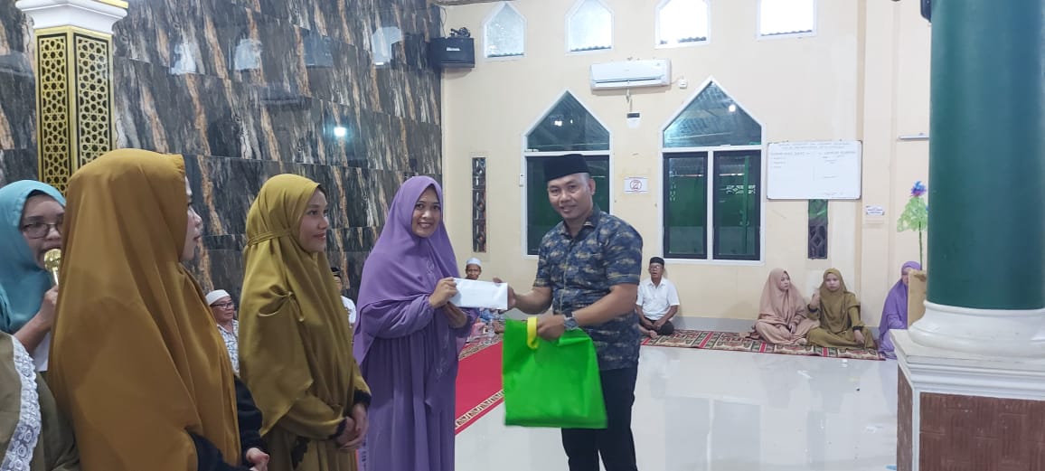 Udin Saputra Serahkan Hadiah Pemenang Lomba Shalawatan Desa Onewila