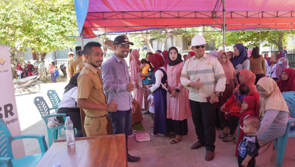 Cegah Gizi Buruk, PT GKP Bersama Puskesmas Roko-Roko Berikan Makanan Tambahan Bayi dan Balita