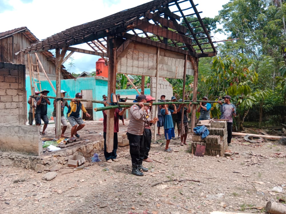 Bhabinkamtibmas Polsek Baito Konsel Turut Andil Perbaiki Rumah Warga