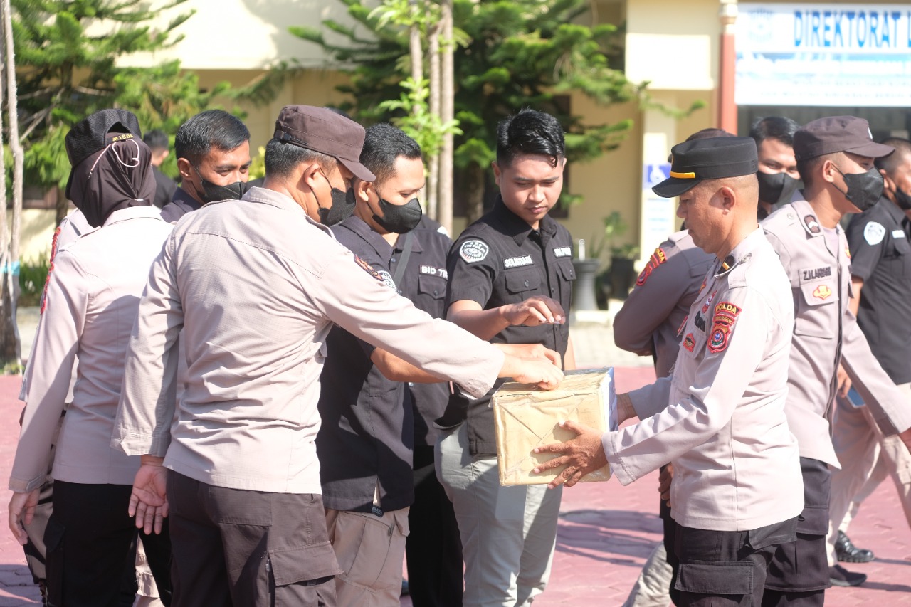 Peduli Gempa Cianjur, Personel Polda Sultra Berikan Bantuan