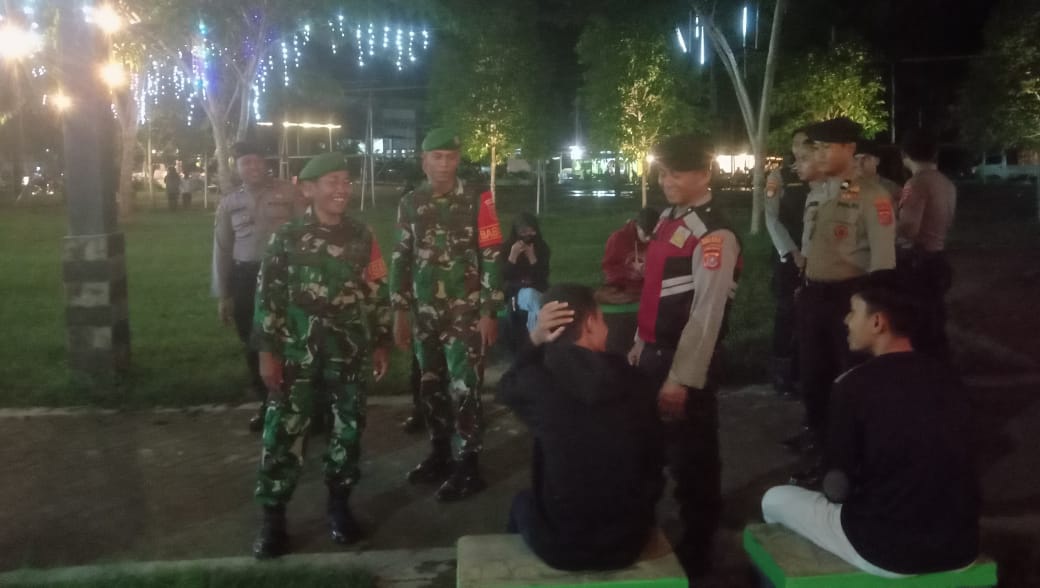 Beri Rasa Nyaman Warga, Polres Konsel Gelar Patroli Kamtibmas Bersama TNI