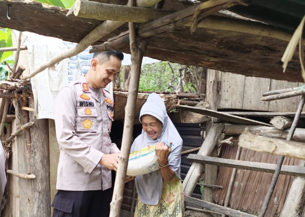 Kunjungi Warga Kurang Mampu di Palsel, Kapolres Konawe Selatan Berikan Sembako