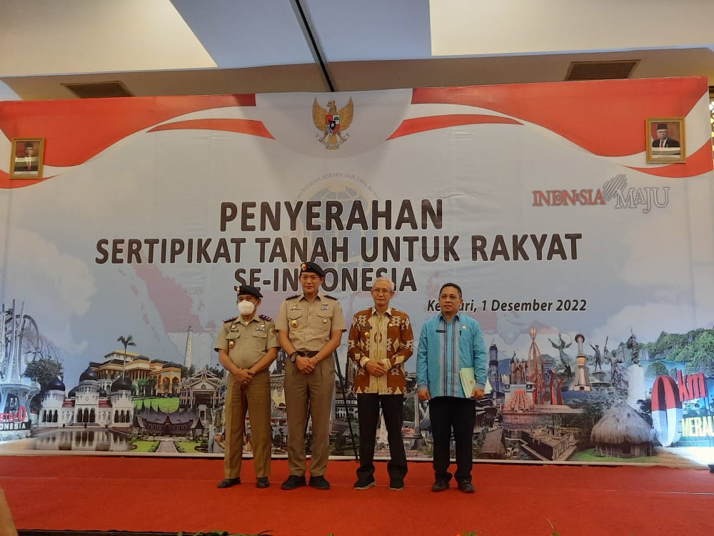 BPN Sultra Serahkan 500 Sertipikat Tanah Kepada Warga