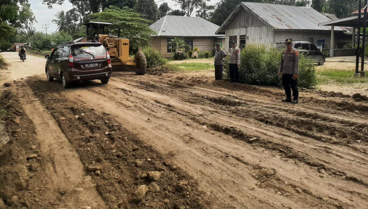 Kapolsek Landono Bersama Jajaran Gelar Patroli dan Pantau Perbaikan Jalan Kendari - Motaha