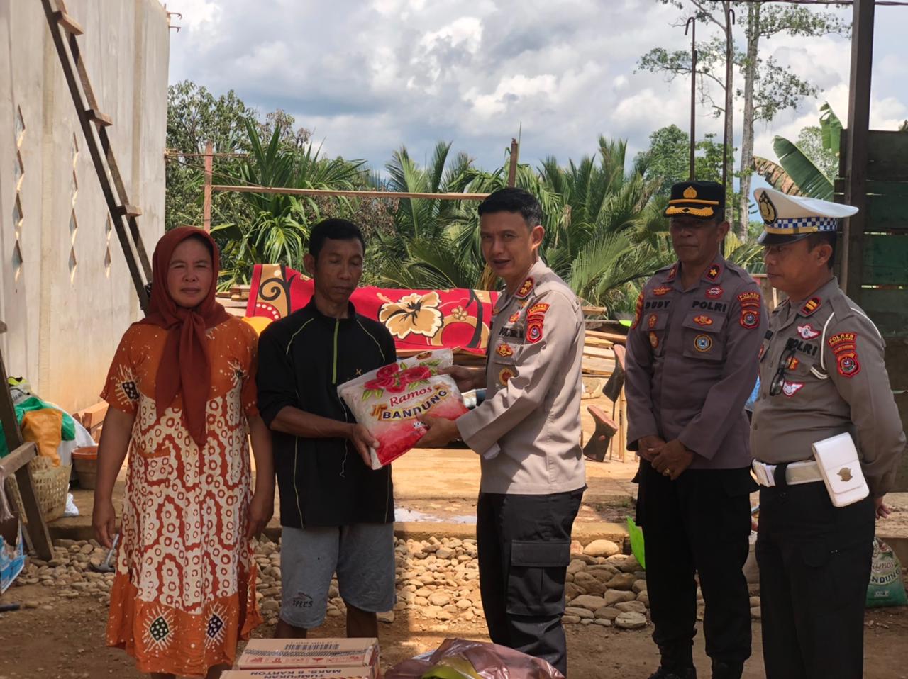 Kapolres Konawe Utara Bantu Korban Angin Puting Beliung di Andowia