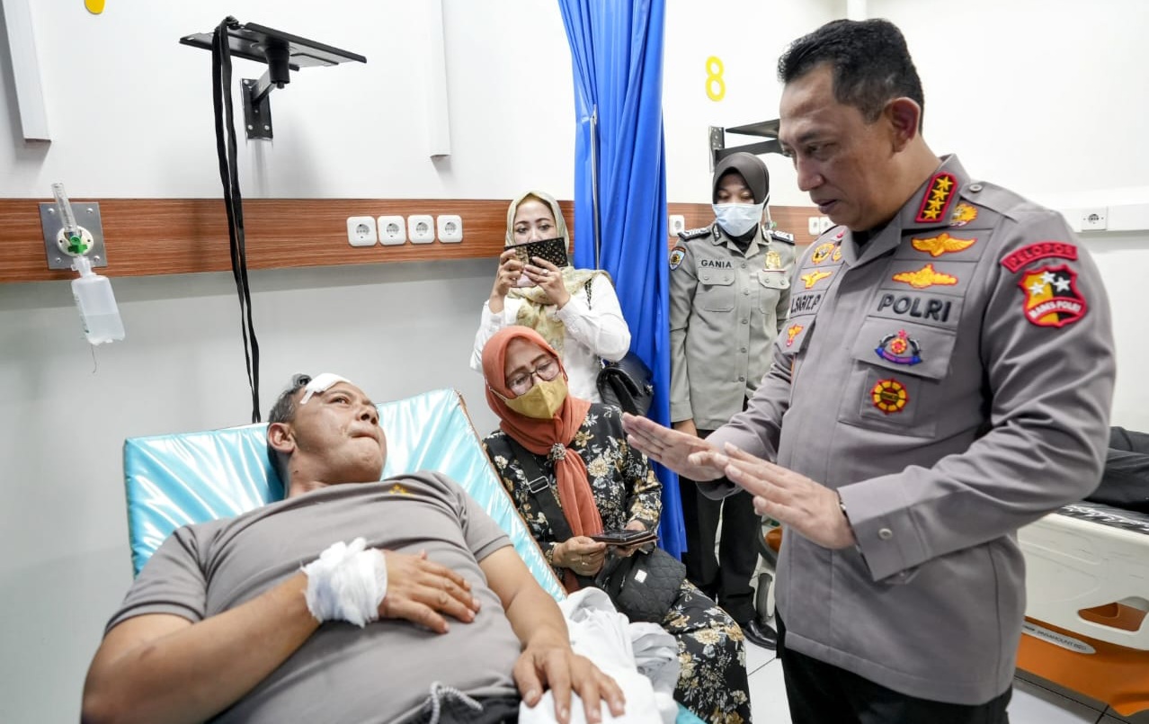 Jenguk Korban Bom Bunuh Diri Astana Anyar, Kapolri: Tetap Semangat Lindungi Masyarakat