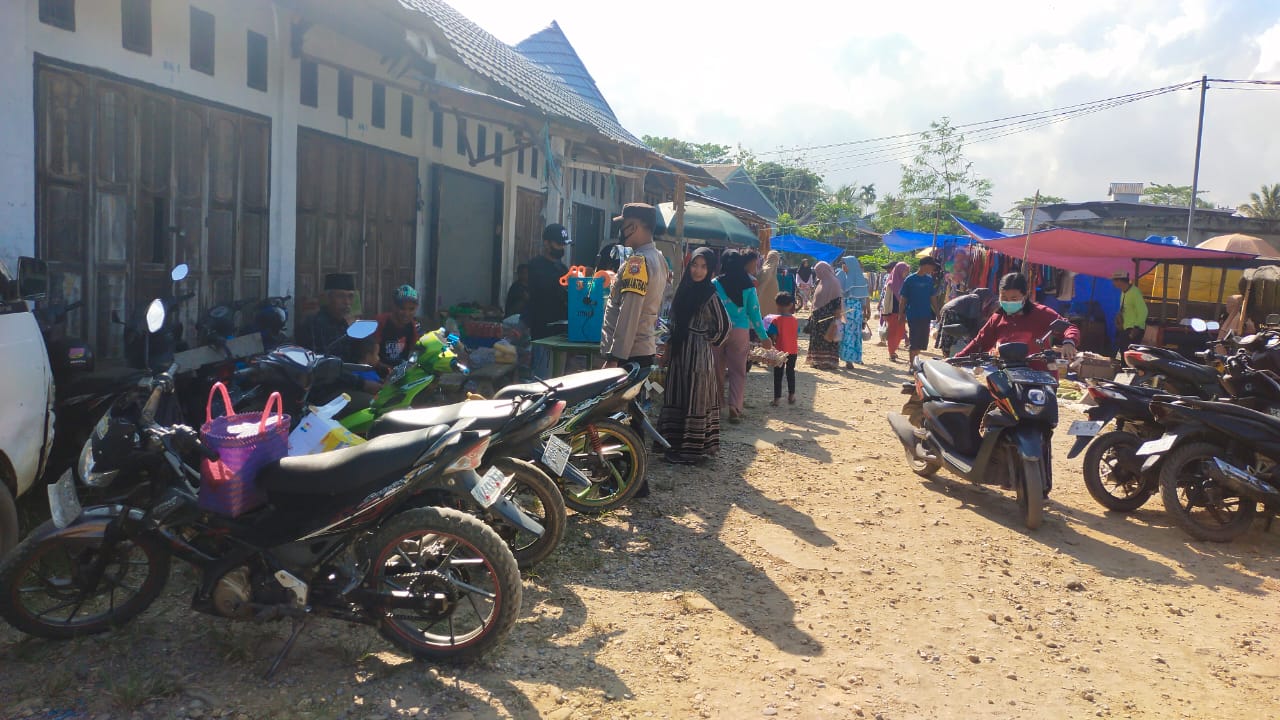 Bripka Sudarman Patroli Pasar Mowila dan Pantau Penyaluran BLT di Toluwonua
