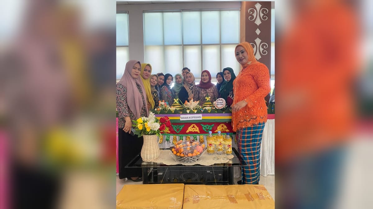 Lomba Menghias Nasi Tumpeng Perayaan Hari Ibu, Dinas Koperasi Konsel Raih Juara Dua