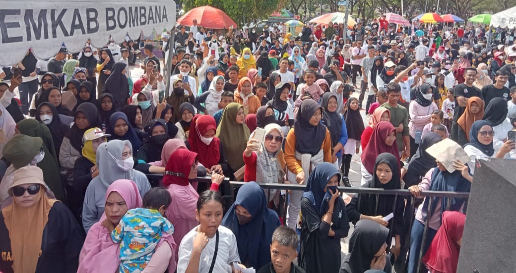 Belasan Ribu Peserta Jalan Santai RJR - PPP Sultra Padati Alun-alun Bombana