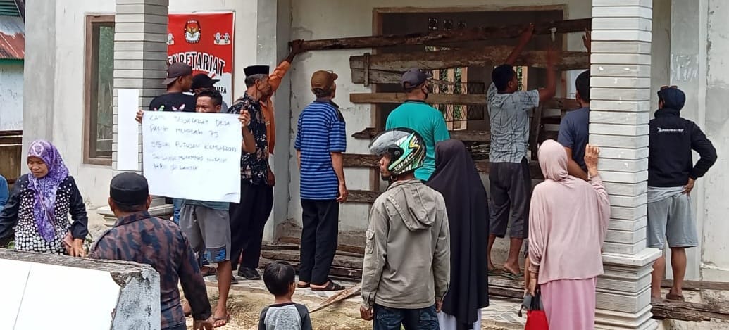 Kades Terpilih Tak Kunjung Dilantik, Warga Segel Balai Desa Parigi