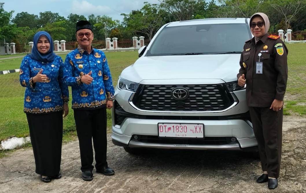 Pemkab Konsel Serahkan Belasan Mobil Operasional Camat dan Forkopimda