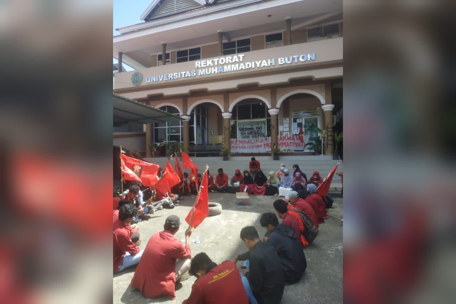 IMM se- Kepton Tuntut Rektor Mundur Hingga Segel Kampus UMB