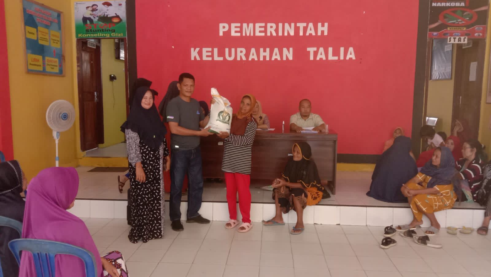 319 Warga Kelurahan Talia Kembali Terima Bantuan Paket Sembako dari Kemensos